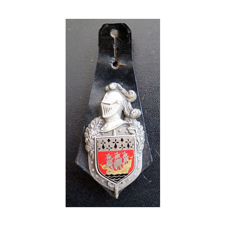 GENDARMERIE : vieil insigne  de la  gendarmerie des Pays de Loire avec écu lisse et doré émaillé sur cuir