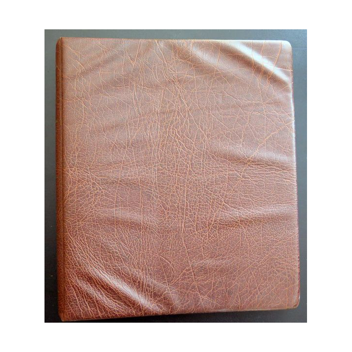Classeur marron comprenant 29 feuilles transparentes pouvant contenir 8 cartes téléphoniques