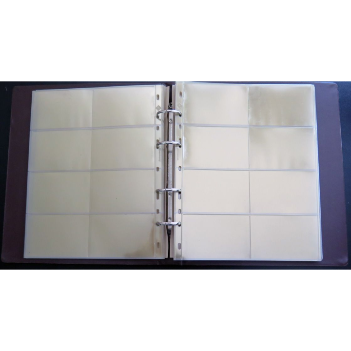 Classeur marron comprenant 29 feuilles transparentes pouvant contenir 8 cartes téléphoniques