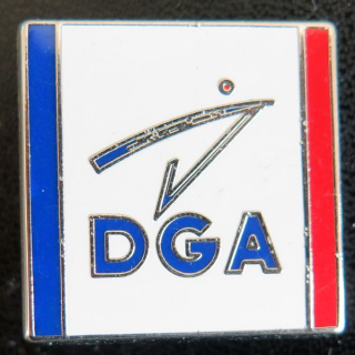 DGA : insigne métallique de la direction générale de l'armement de fabrication Fraisse Paris G. 3755
