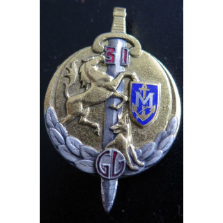 31° GV : insigne métallique du 31° groupe vétérinaire de fabrication Drago G. 1506 en émail