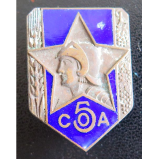 5° COA : insigne métallique de la 5° section des commis ouvriers d'administration de fabrication Drago rue Béranger en émail
