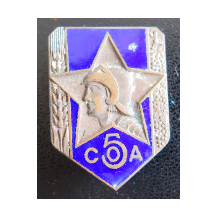 5° COA : insigne métallique de la 5° section des commis ouvriers d'administration de fabrication Drago rue Béranger en émail