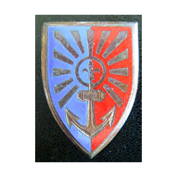 8° RA : 8° régiment d'artillerie de fabrication Drago Paris H. 623 en émail dos guilloché doré