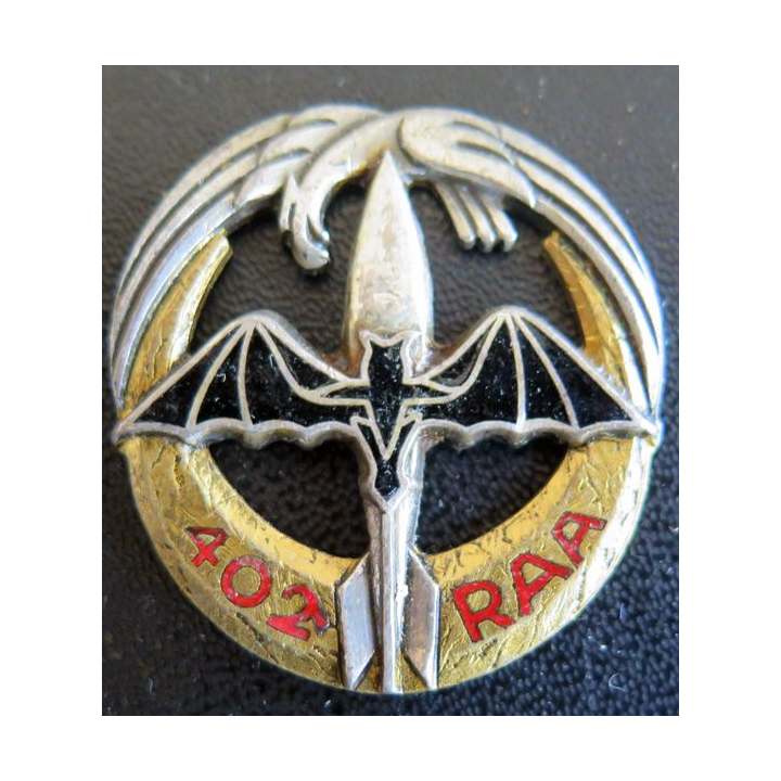 402° RAA : 402° régiment d'artillerie antiaérienne Drago G. 689 émail aigle argenté sans attache
