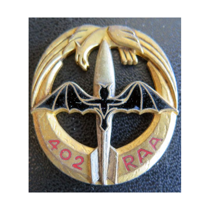 402° RAA : 402° régiment d'artillerie antiaérienne Arthus Bertrand G. 689 émail aigle doré sans attache
