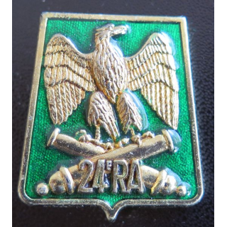 24° RA : insigne métallique du 24° régiment d'artillerie de fabrication Delsart Sens G. 2920 fond vert translucide
