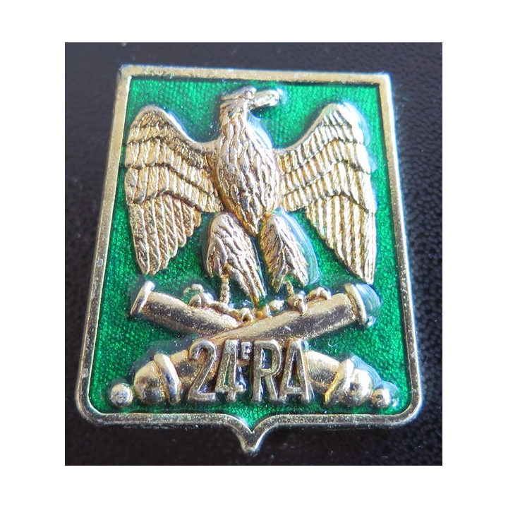 24° RA : insigne métallique du 24° régiment d'artillerie de fabrication Delsart Sens G. 2920 fond vert translucide