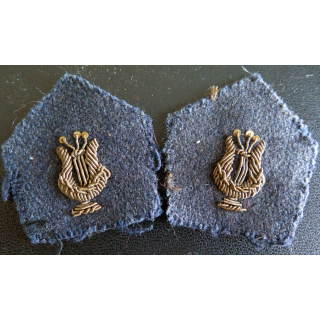 SOUTACHE : très vieille paire d'insigne de col de la Musique en cannetille