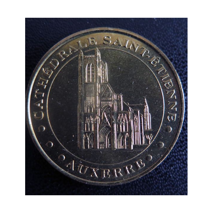 Médaille souvenir en métal doré de la Cathédrale Saint Etienne Auxerre diamètre 3,4 cm