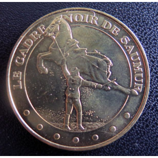 Médaille souvenir en métal doré du Cadre Noir de Saumur diamètre 3,4 cm