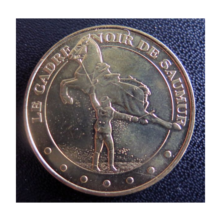 Médaille souvenir en métal doré du Cadre Noir de Saumur diamètre 3,4 cm