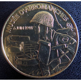 Médaille souvenir en métal doré du Musée d'Arromanches diamètre 3,4 cm