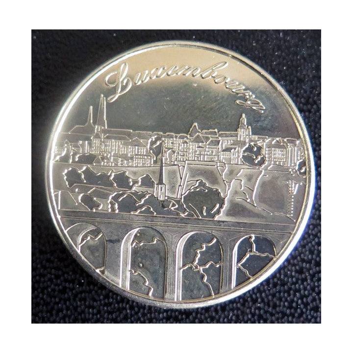 Médaille souvenir en métal argenté Luxembourg diamètre 3 cm