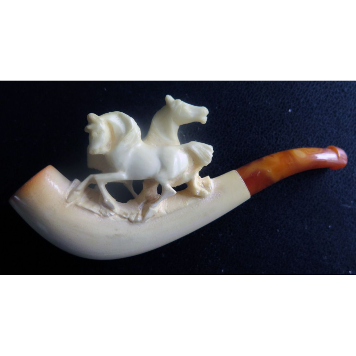 Pipe sculptée avec chevaux en écume et ambre véritables 8,5 x 3,5 cm