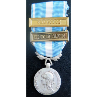 FRANCE : médaille d'outre mer agrafes  " Cambodge " et " Ex-Yougoslavie " en métal argenté