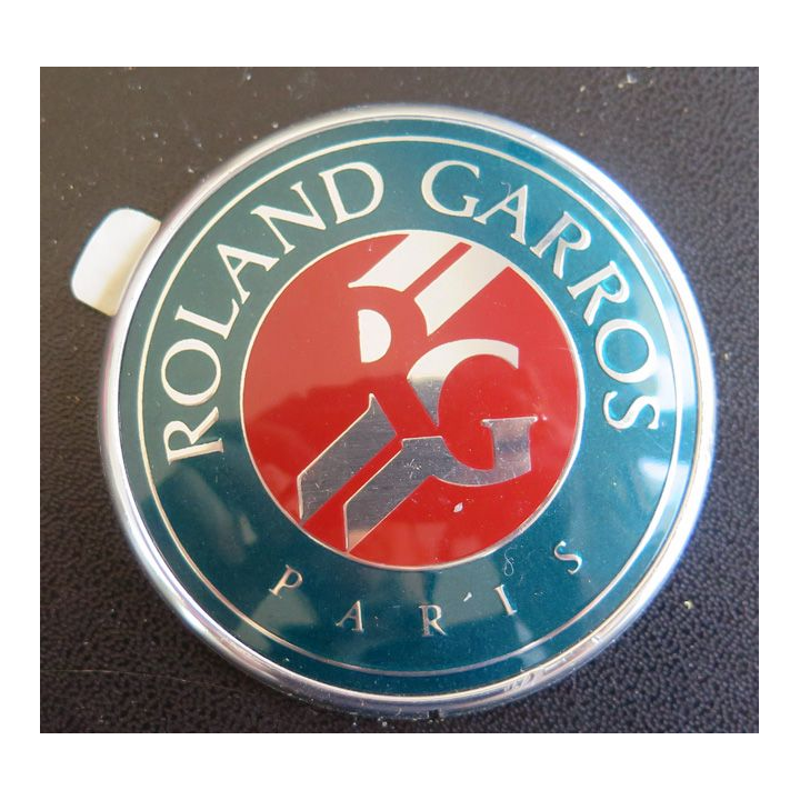 Médaille plaque autocollante Roland Garros diamètre 6 cm pour véhicule ?