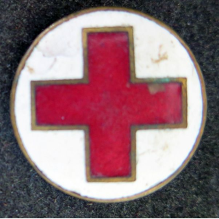 Broche de la croix rouge en émail (avec défauts surfaciques) diamètre 2,2 cm