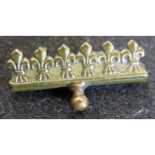 Petite pince ou support de ???  métallique avec fleurs de lys largeur 2 cm 