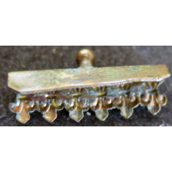 Petite pince ou support de ???  métallique avec fleurs de lys largeur 2 cm 