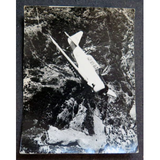 Photo argentique 12 x 9 cm sur la guerre Algérie Maroc : T6 piquant vers un nid rebelle et les mitraillant