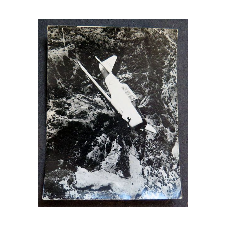 Photo argentique 12 x 9 cm sur la guerre Algérie Maroc : T6 piquant vers un nid rebelle et les mitraillant
