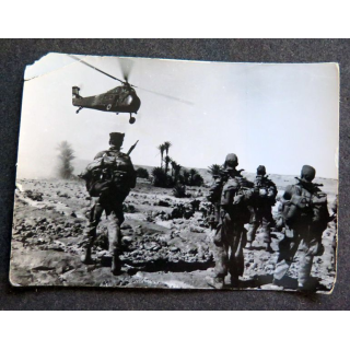 Photo argentique 12 x 9 cm sur la guerre Algérie Maroc : Commando 40 prêt à embarquer dans un sykorsky