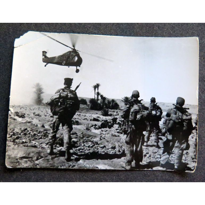 Photo argentique 12 x 9 cm sur la guerre Algérie Maroc : Commando 40 prêt à embarquer dans un sykorsky