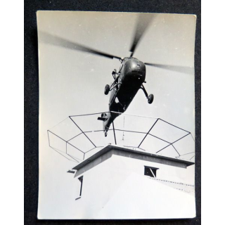 Photo argentique 12 x 9 cm sur la guerre Algérie : Sykorsky pose une antenne radio à Blida