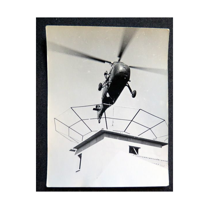 Photo argentique 12 x 9 cm sur la guerre Algérie : Sykorsky pose une antenne radio à Blida