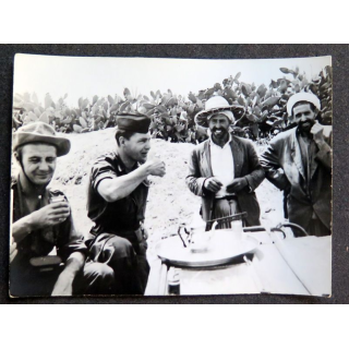 Photo argentique 12 x 9 cm sur la guerre Algérie : Thé à la menthe dans le Djebel