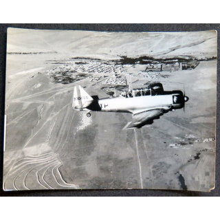 Photo argentique 12 x 9 cm sur la guerre Algérie : T6 de l'EALA 15/72 survolant Paul Cazelles