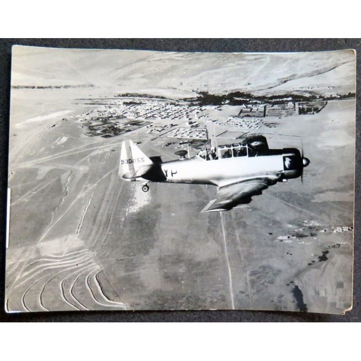 Photo argentique 12 x 9 cm sur la guerre Algérie : T6 de l'EALA 15/72 survolant Paul Cazelles