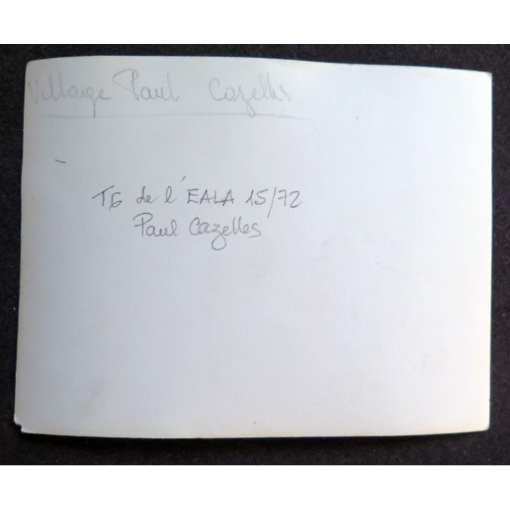 Photo argentique 12 x 9 cm sur la guerre Algérie : T6 de l'EALA 15/72 survolant Paul Cazelles