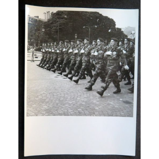 Photo argentique 24 x 18 cm : Défilé du 14 juillet 1957 LE GCP armée de l'air avec le Colonel Toullet