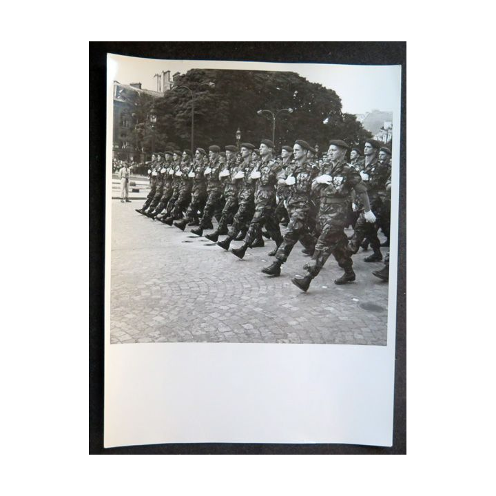 Photo argentique 24 x 18 cm : Défilé du 14 juillet 1957 LE GCP armée de l'air avec le Colonel Toullet