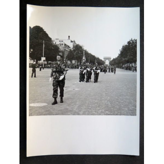 Photo argentique 24 x 18 cm : Défilé du 14 juillet 1957 LE GCP armée de l'air avec le Colonel Toullet