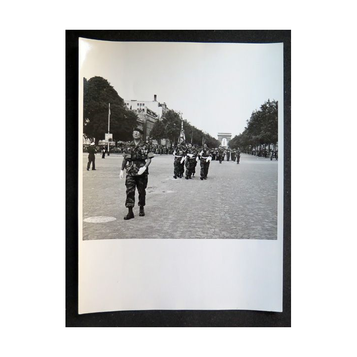 Photo argentique 24 x 18 cm : Défilé du 14 juillet 1957 LE GCP armée de l'air avec le Colonel Toullet