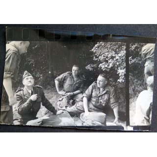 Photo argentique 24 x 18 cm : photos de combattants très décorés (Bigeard avec le colonel du CP20 ?)