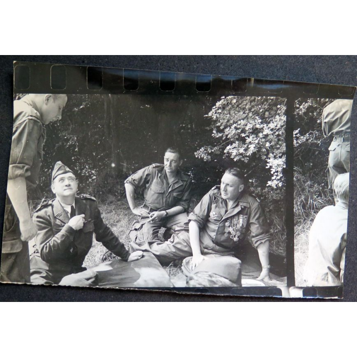 Photo argentique 24 x 18 cm : photos de combattants très décorés (Bigeard avec le colonel du CP20 ?)