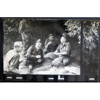 Photo argentique 24 x 18 cm : photos de combattants très décorés (Bigeard avec le colonel du CP20 ?)