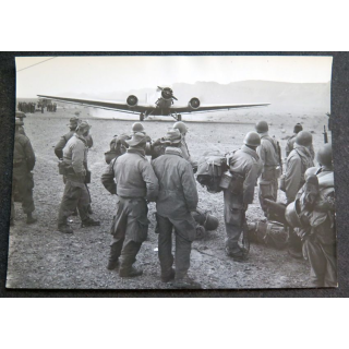 Photo argentique 18 x 13 cm guerre d'Algérie : Commando de l'air en attente avant d'embarquer