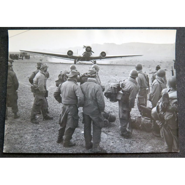 Photo argentique 18 x 13 cm guerre d'Algérie : Commando de l'air en attente avant d'embarquer