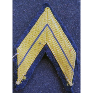 Galon de Caporal appelé de chasseur alpin jonquille sur tissu bleu noir
