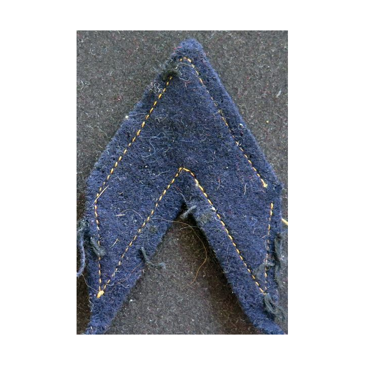 Galon de Caporal appelé de chasseur alpin jonquille sur tissu bleu noir