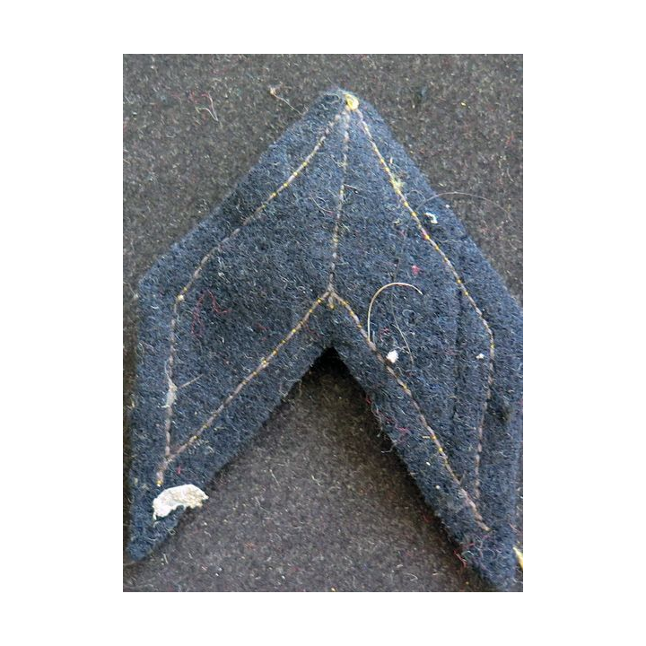 Galon de Caporal appelé de chasseur alpin jonquille sur tissu bleu noir