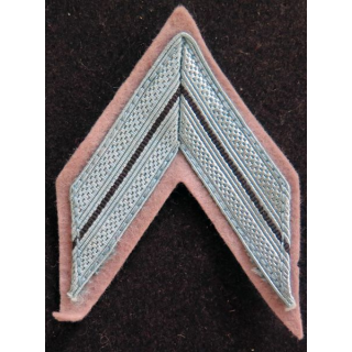 Galon de 1Caporal appelé bleu clair sur fond gris clair