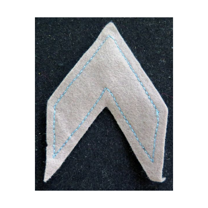 Galon de 1Caporal appelé bleu clair sur fond gris clair