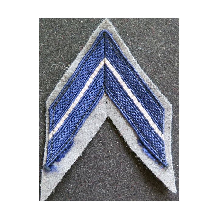 Galon de Caporal bleu foncé sur tissu gris foncé