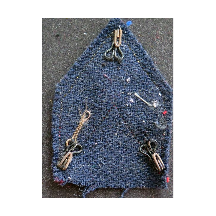 Galon de Caporal Chef rouge et doré sur fond bleu noir avec crochets